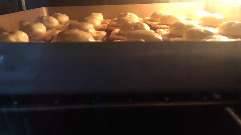 糖渍橙皮牛轧糖饼干,烤箱预热100度烤约两三分钟