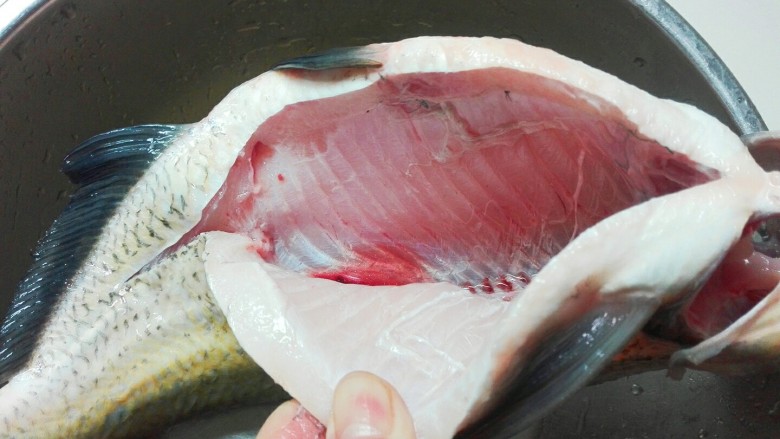 蚝白清蒸鳊鱼,冲洗干净，鱼肚子里面黑膜一定要撕掉