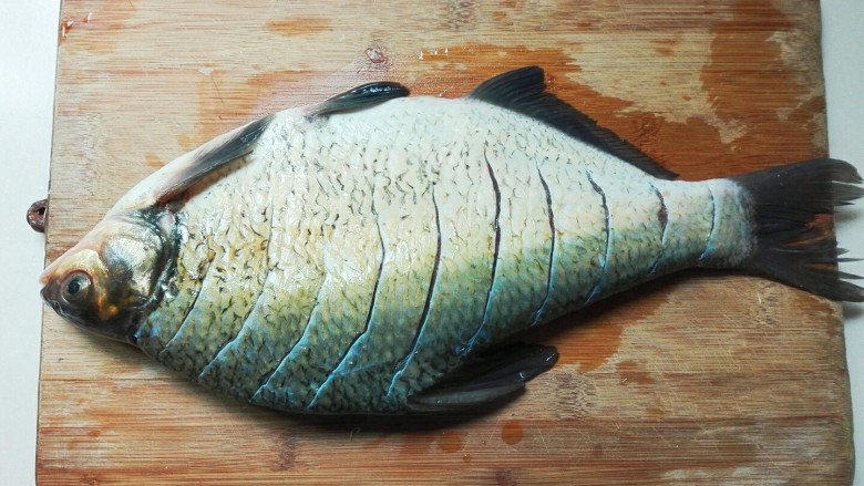 蚝白清蒸鳊鱼,用刀在鱼两面各斜着划数刀