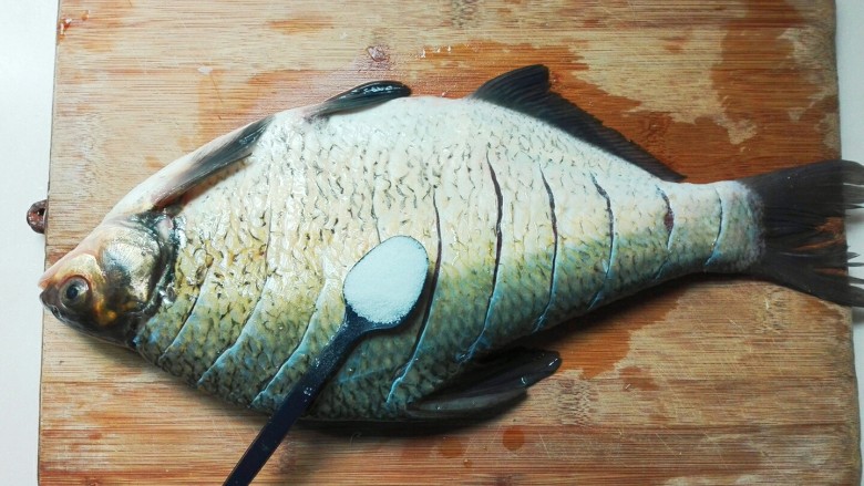 蚝白清蒸鳊鱼,一小勺盐均匀撒到鱼两面和肚子里，腌制最少半个小时