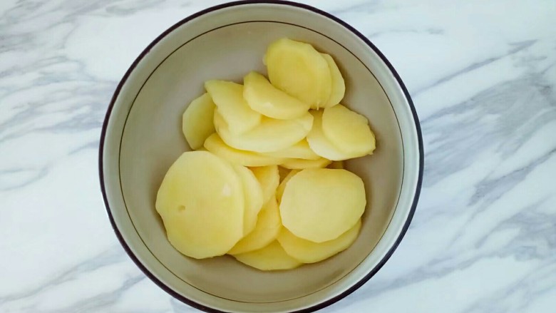 凤尾虾球,蒸熟的土豆放入碗中，加入少许盐，用勺子压成土豆泥