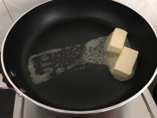 花生牛轧糖（棉花糖版）,黄油先放在锅热化