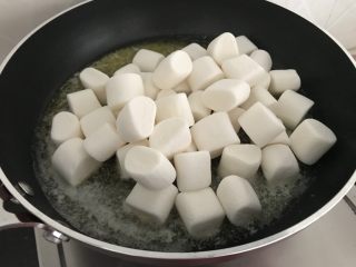 花生牛轧糖（棉花糖版）,黄油融化后加入棉花糖，翻炒