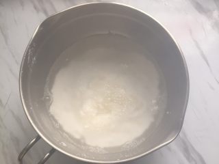 水晶饺子,再倒入400克开水，留50克看面团软硬程度再加，这里是用开水，一定要开水