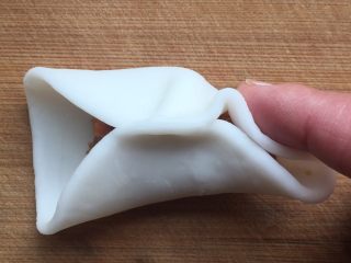 水晶饺子,将两边对折，中间捏紧，食指向前，将褶子捏紧，1边褶4、5个就行