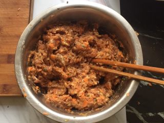 水晶饺子,用筷子从一个方向开始搅打，使肉糊搅上劲，放一边备用