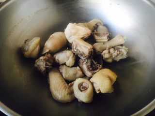 补气养阴 润肺止咳 竹荪鸡汤,把焯过水的鸡放在锅里。