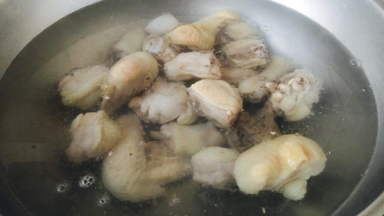 补气养阴 润肺止咳 竹荪鸡汤,倒入适量的温开水。