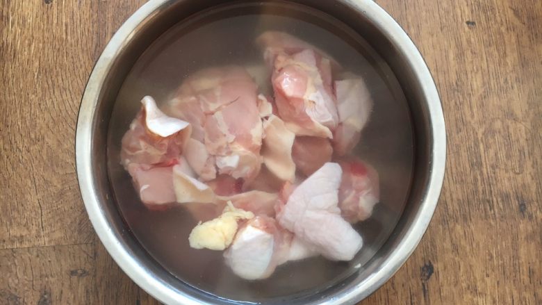 补气养阴 润肺止咳 竹荪鸡汤,买来的鸡先用清水泡半个小时，然后清洗干净。