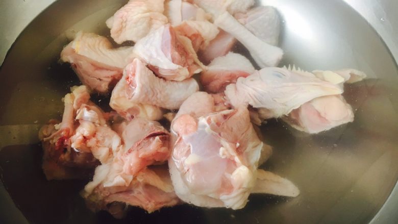补气养阴 润肺止咳 竹荪鸡汤,锅里放凉水，把鸡放进去，焯水。