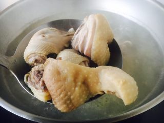 补气养阴 润肺止咳 竹荪鸡汤,水开后把焯过水的鸡捞出备用。