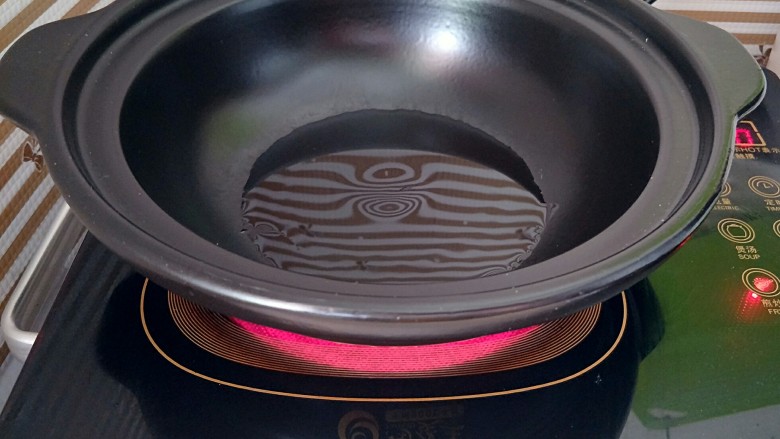 砂锅鸡爪煲,砂锅倒适量油烧热(只有可以干烧的砂锅才可以这样做，普通砂锅千万不要尝试)