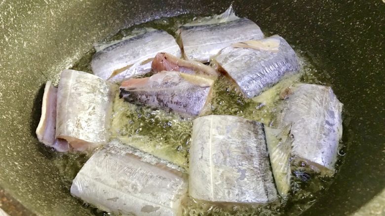 带鱼扒白菜,油热煎带鱼