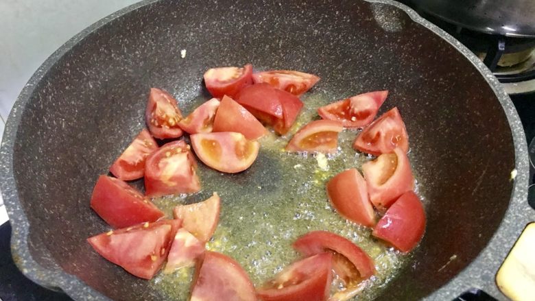 接地气的西红柿炒鸡蛋,锅里再加入少量的油炒西红柿