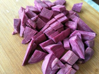 南瓜紫薯蛋卷,切小块