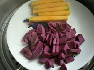 南瓜紫薯蛋卷,上锅蒸