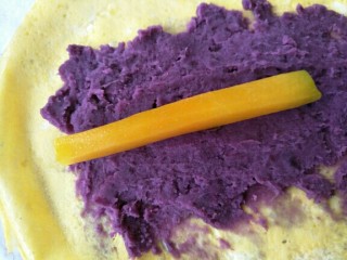 南瓜紫薯蛋卷,放上南瓜条