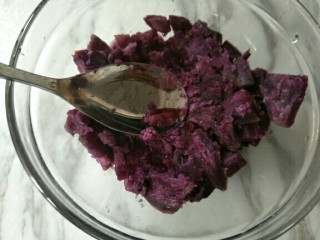 南瓜紫薯蛋卷,紫薯蒸熟后取出压成泥，加入牛奶拌匀