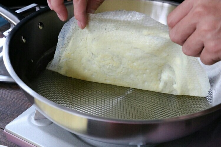 南瓜紫薯蛋卷,然后端起锅晃动，将蛋液完全摊平凝固，完全凝固并熟后就可以将蛋皮取出啦～