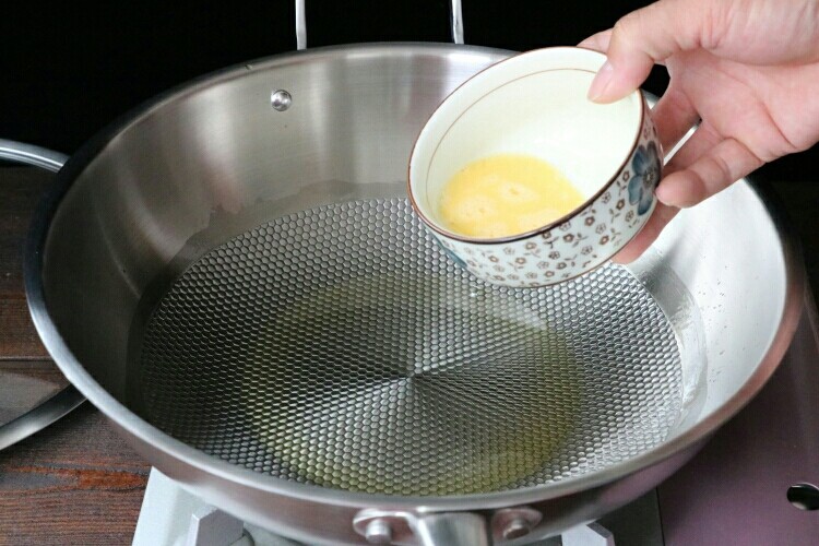 南瓜紫薯蛋卷,锅内刷薄薄一层食用油，将锅大火烧热后立即关火，将鸡蛋搅散后转着圈的样子，倒进锅中～