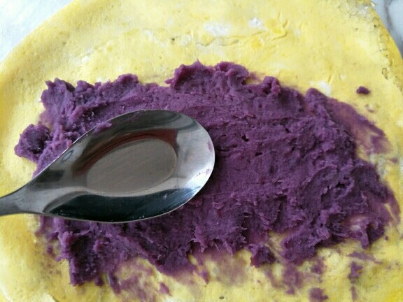 南瓜紫薯蛋卷,蛋饼放平，将紫薯泥抹平在上面