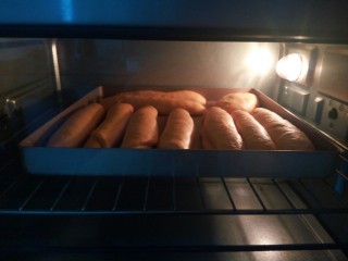 最爱面包+奶香南瓜面包棒,发酵好的面包棒，放入已经预热好的烤箱中层，上下火170度，烤15分钟，直到面团表面呈现金黄色。