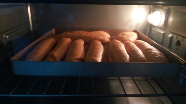 最爱面包+奶香南瓜面包棒,发酵好的面包棒，放入已经预热好的烤箱中层，上下火170度，烤15分钟，直到面团表面呈现金黄色。