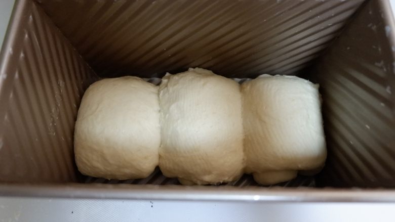 椰浆银耳吐司,依次做好，放入吐司盒进行2次发酵，温度35-38度，发酵至9分满。