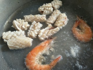鲜虾鱿鱼面,锅内烧水，将虾和鱿鱼一同放入，鱿鱼出花型就立即捞出~
