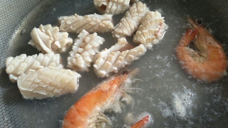 鲜虾鱿鱼面,锅内烧水，将虾和鱿鱼一同放入，鱿鱼出花型就立即捞出~