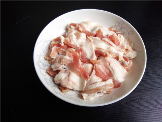 猪肉白菜炖粉条,猪肉洗净，切大薄片；