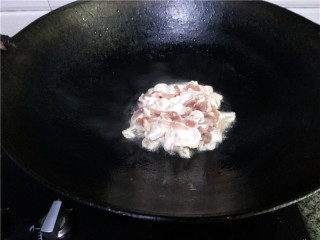 猪肉白菜炖粉条,起油锅，放入猪肉煸炒；