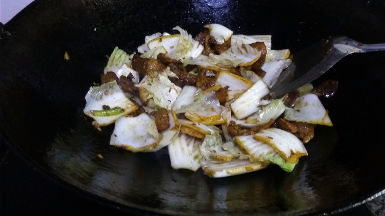 猪肉白菜炖粉条,迅速翻炒均匀；
