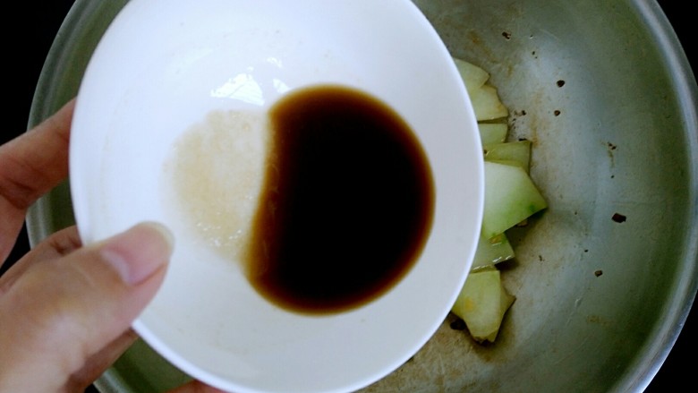糖醋菜+糖醋冬瓜,倒入调好的酱汁翻炒均匀。