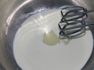 奥利奥火龙果酸奶奶油杯,用电动打蛋器打发