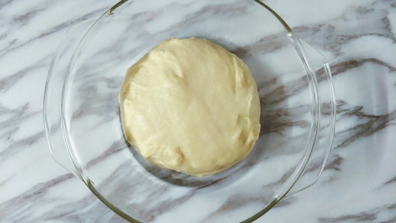 豆沙面包圈,滚圆放碗里，盖住保鲜膜发酵两倍大(一发温度28度左右)