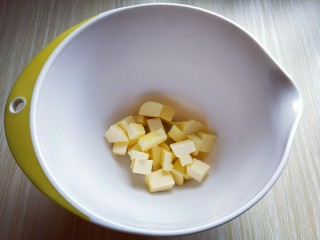 花生酱小饼干,首先将黄油称重并切小块，室温软化。(室温软化即可)