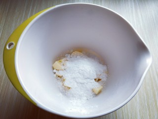 花生酱小饼干,室温软化的黄油中加入糖粉。(如果没有糖粉，细砂糖也可以，一定要细砂糖)