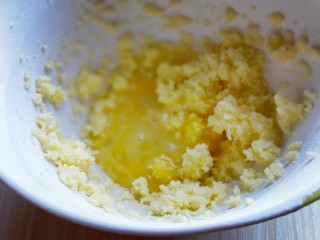 花生酱小饼干,分两次加入蛋液，继续启动电动打蛋器，打至鸡蛋液和黄油完全融合后再加入一半蛋液，同样打至完全融合即可。