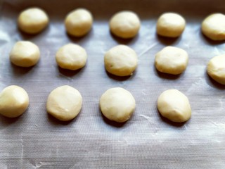 花生酱小饼干,将面团从冰箱取出，分成等份的小面团，每个约10克。(大小也可以根据个人喜欢)