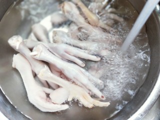 健康零食～香糟凤爪,依次做好的鸡爪再次用冷水冲洗。