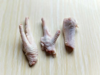 健康零食～香糟凤爪,也就是一个鸡爪剪三块，这样糟出来比较入味，吃起来也更加方便。