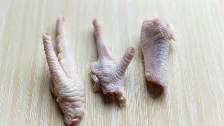 健康零食～香糟凤爪,也就是一个鸡爪剪三块，这样糟出来比较入味，吃起来也更加方便。