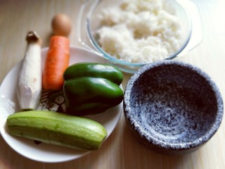 韩式石锅拌饭,准备好食材: 最好准备个石锅，如果实在没有那就用砂锅吧！