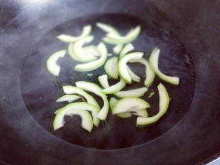 韩式石锅拌饭,将切片的西葫芦焯水，锅中加入清水大火烧开，放入切好的西葫芦片，1分钟捞出。