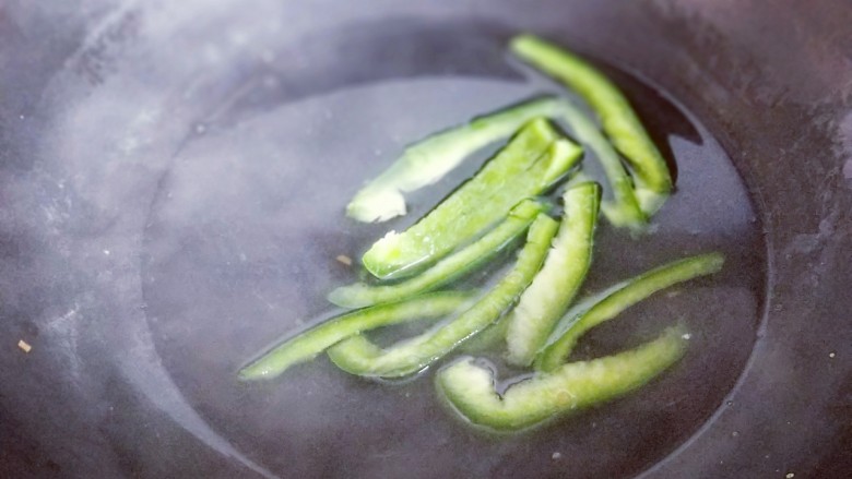 韩式石锅拌饭,将切好的青椒条焯水，锅中加入水，烧开后下入青椒条30秒捞出。