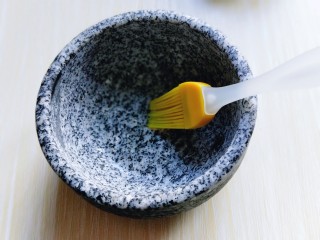 韩式石锅拌饭,石锅中刷少许油。