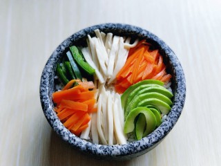 韩式石锅拌饭,再将焯水的蔬菜摆放整齐。