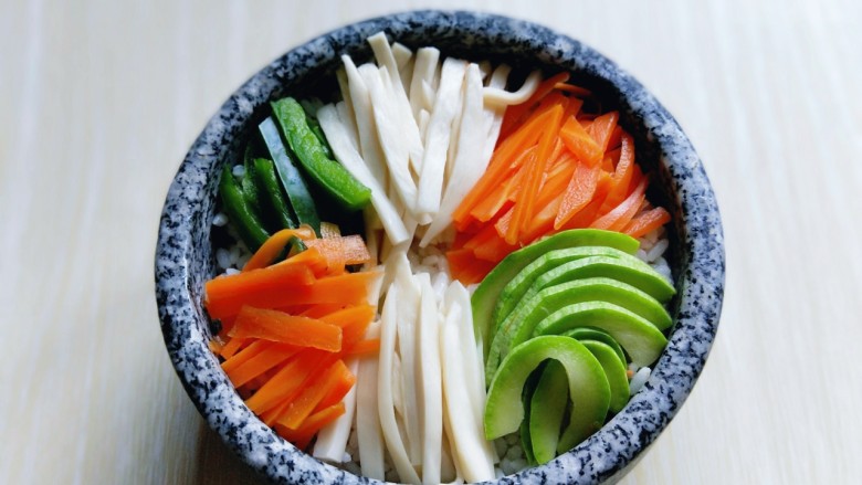 韩式石锅拌饭,再将焯水的蔬菜摆放整齐。