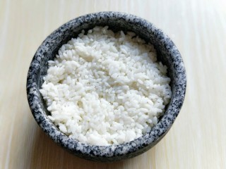 韩式石锅拌饭,加入熟米饭，压实，扎紧。
